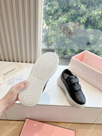 Schwarze Sportschuhe mit dicker Sohle