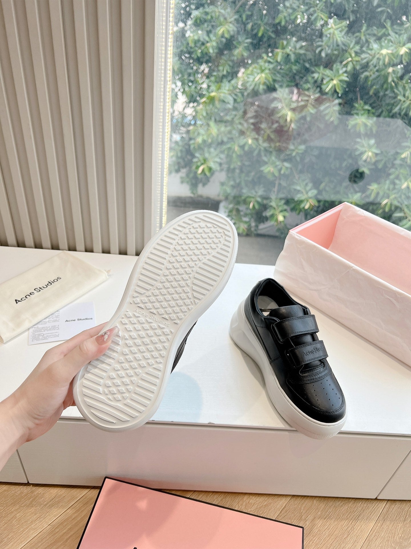 Schwarze Sportschuhe mit dicker Sohle