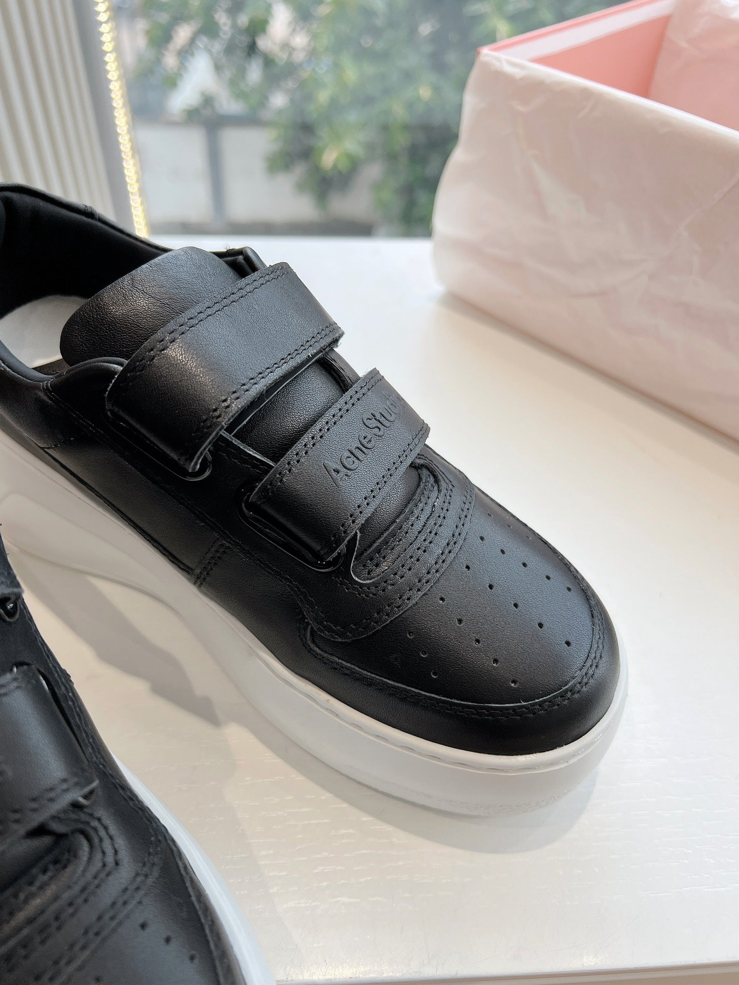 Schwarze Sportschuhe mit dicker Sohle