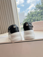 Schwarze Sportschuhe mit dicker Sohle