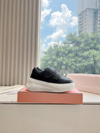 Schwarze Sportschuhe mit dicker Sohle