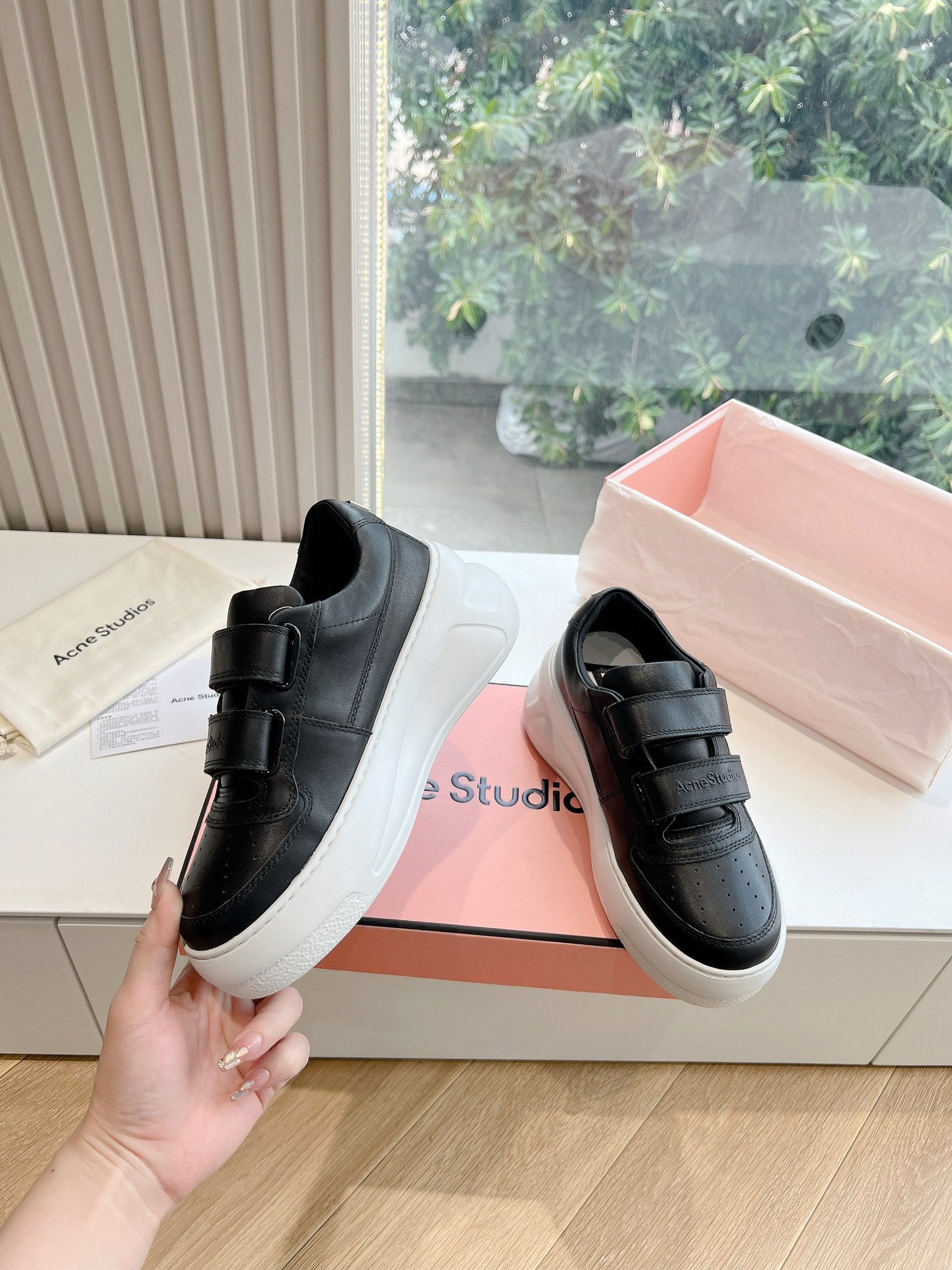 Schwarze Sportschuhe mit dicker Sohle