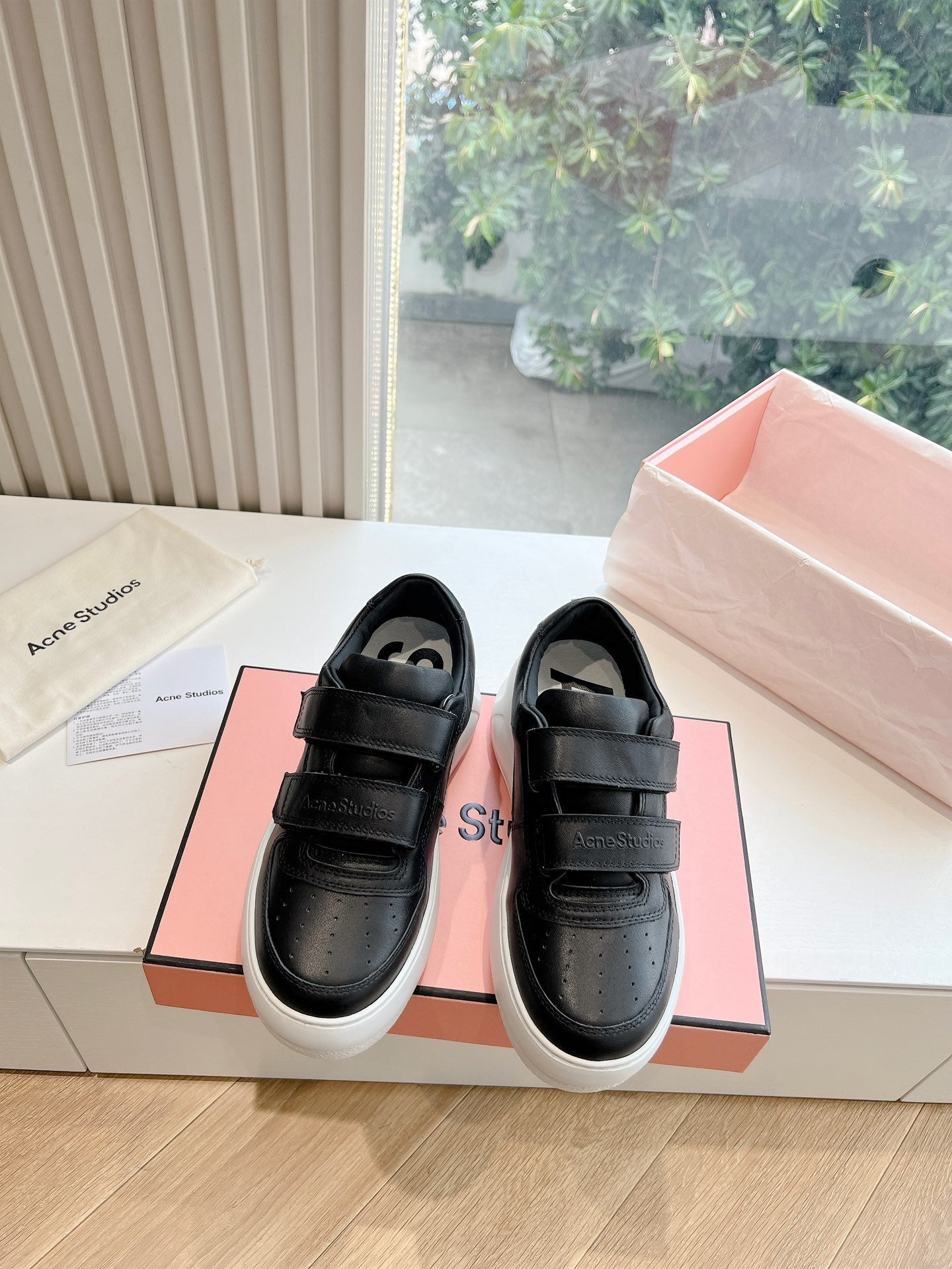 Schwarze Sportschuhe mit dicker Sohle