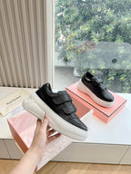 Schwarze Sportschuhe mit dicker Sohle