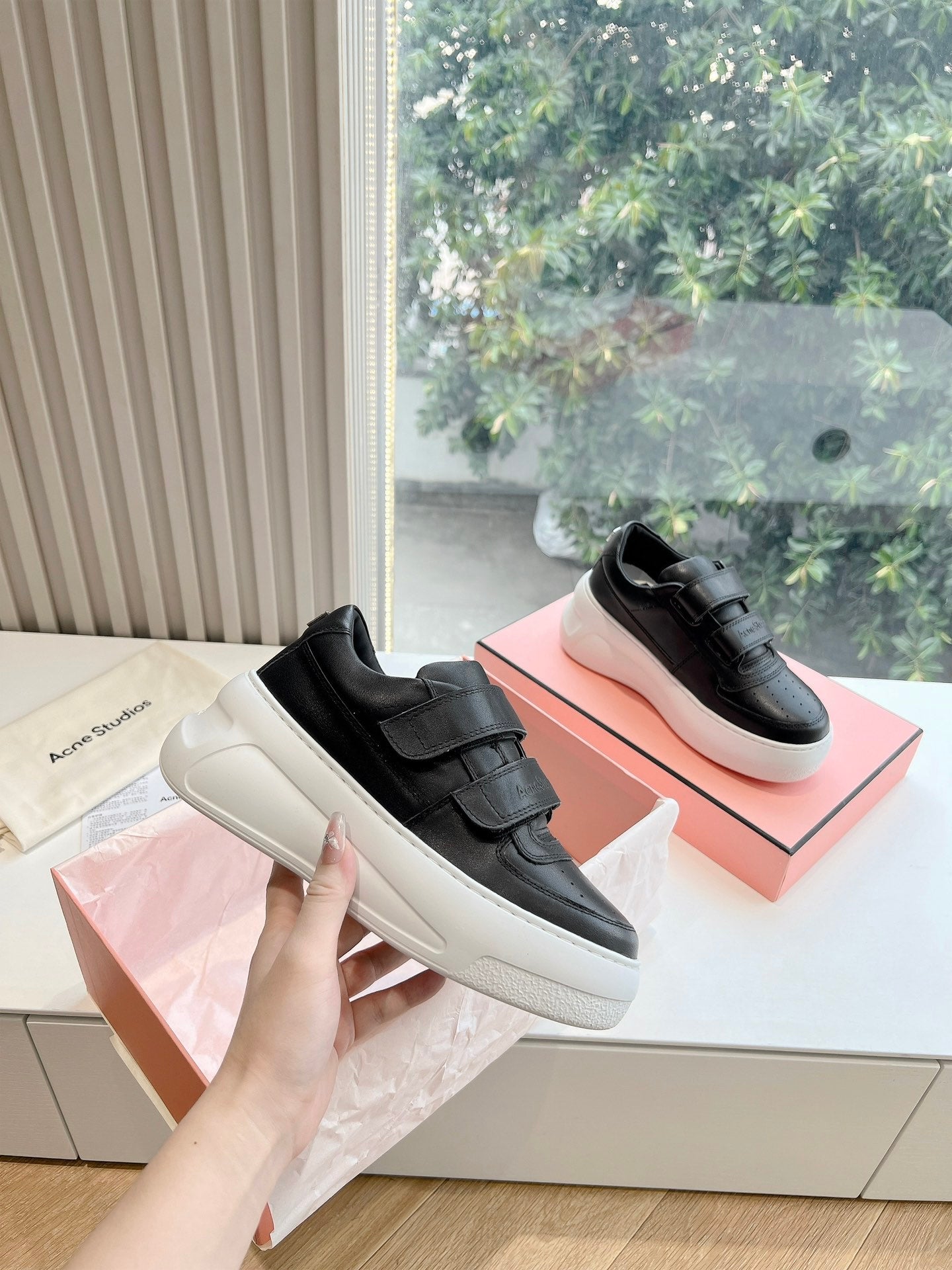 Schwarze Sportschuhe mit dicker Sohle