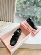 Schwarze Sportschuhe mit dicker Sohle