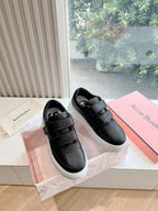 Schwarze Sportschuhe mit dicker Sohle