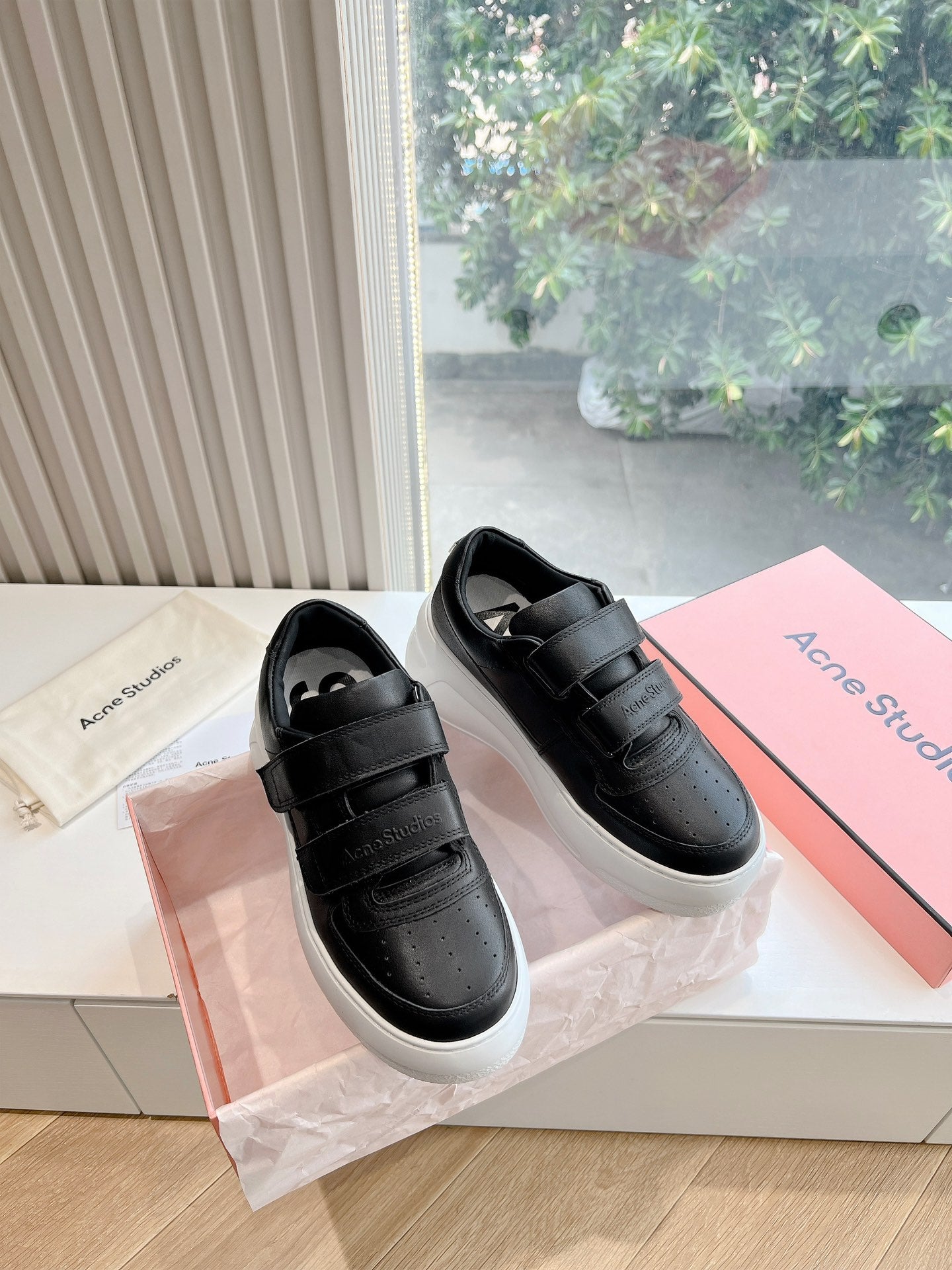 Schwarze Sportschuhe mit dicker Sohle