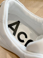 Weiße Sportschuhe mit dicker Sohle