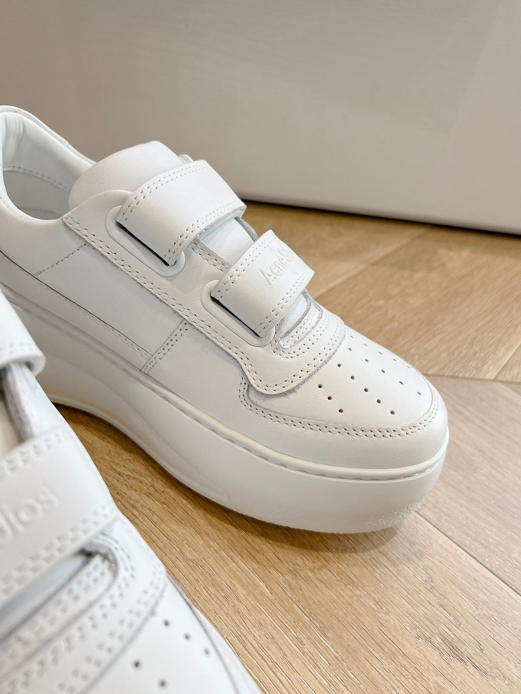 Weiße Sportschuhe mit dicker Sohle