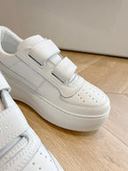 Weiße Sportschuhe mit dicker Sohle