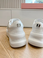 Weiße Sportschuhe mit dicker Sohle
