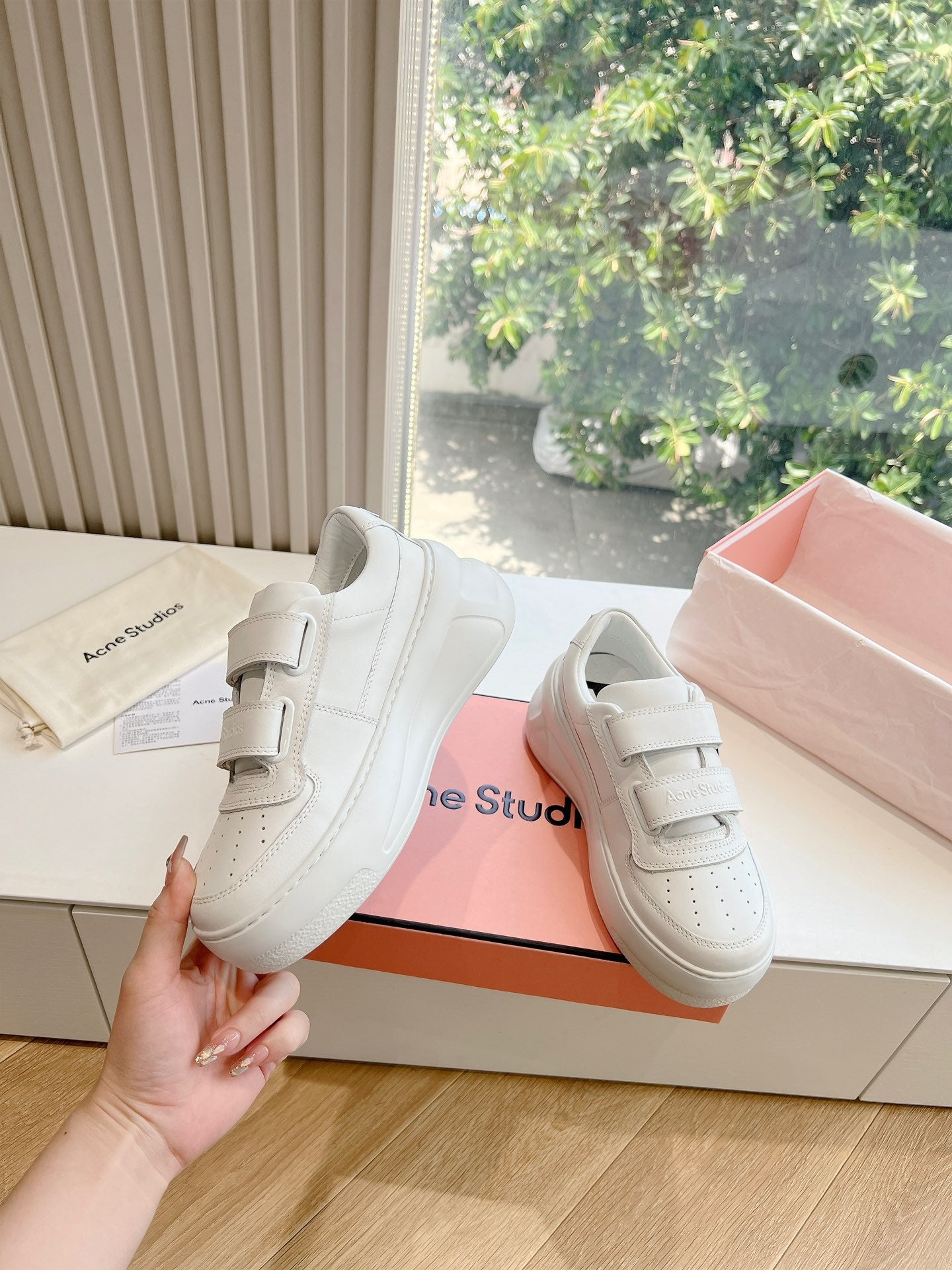 Weiße Sportschuhe mit dicker Sohle