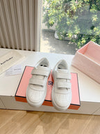 Weiße Sportschuhe mit dicker Sohle