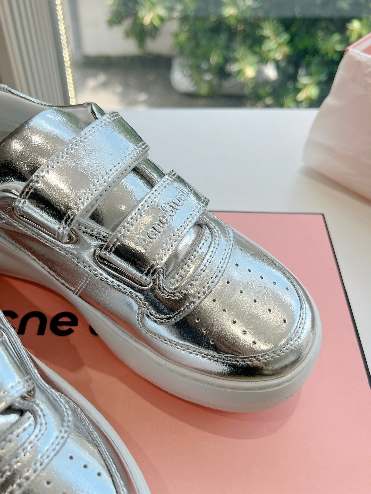 Silberne Plateausneakers