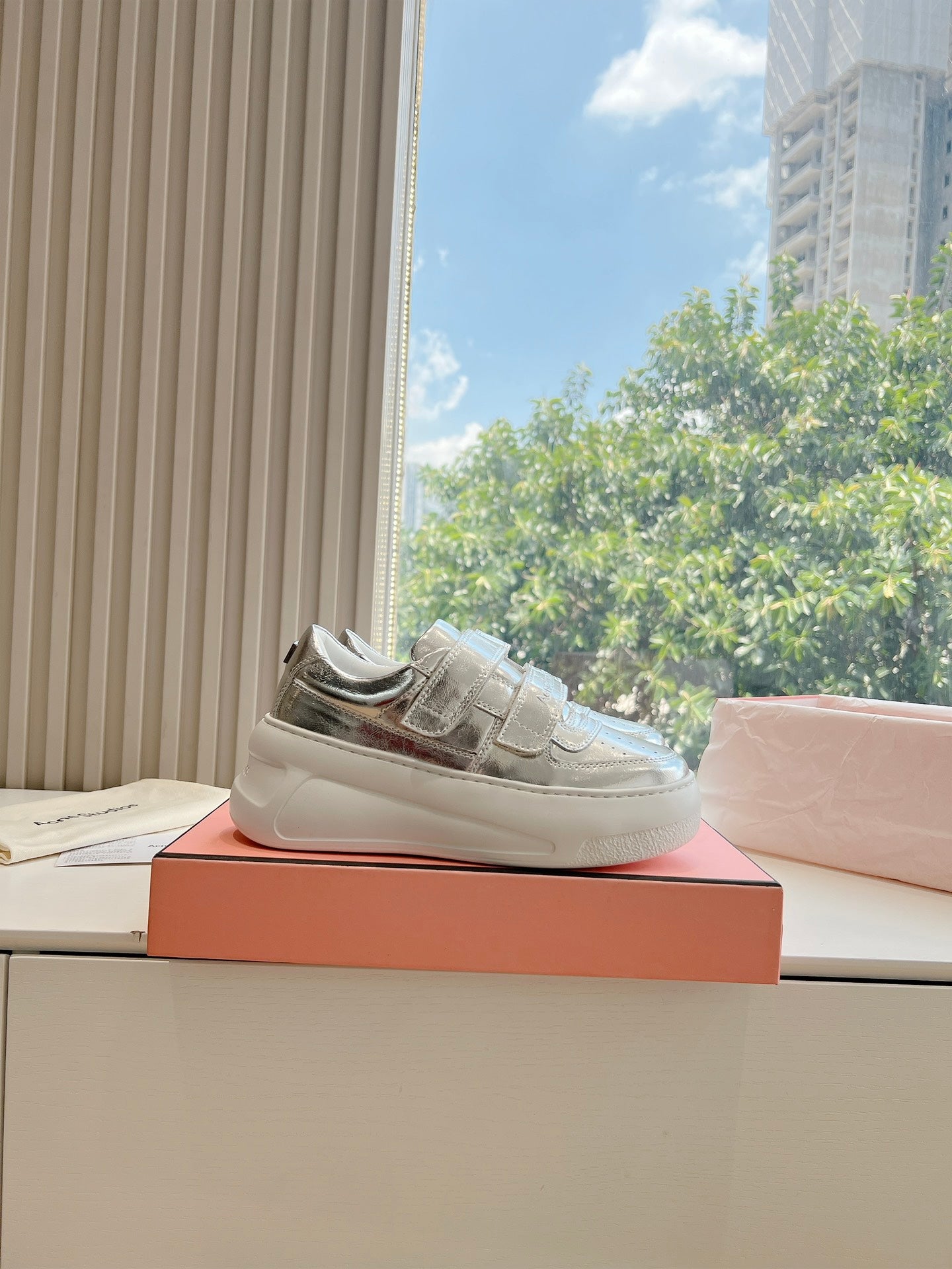Silberne Plateausneakers