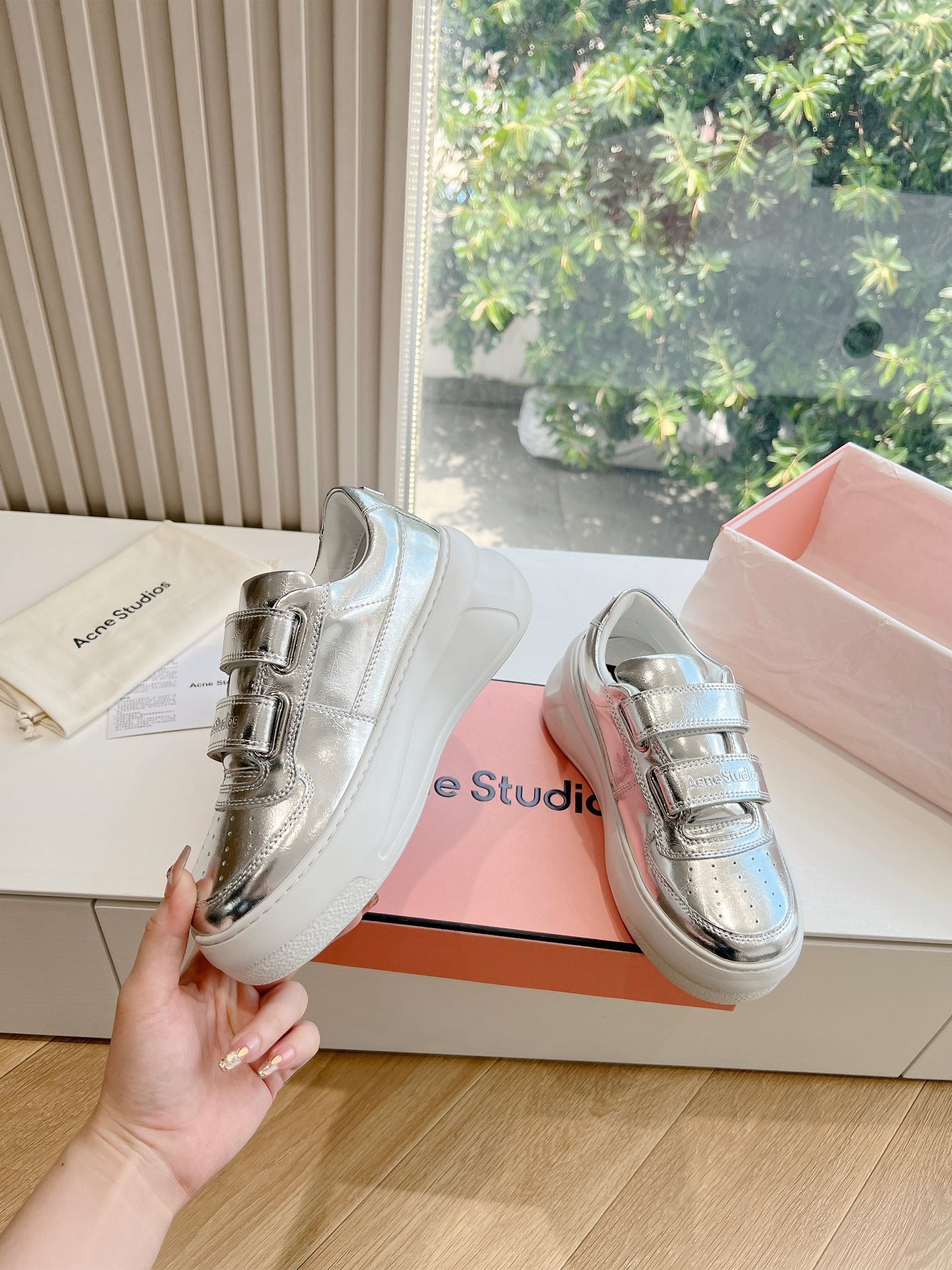 Silberne Plateausneakers