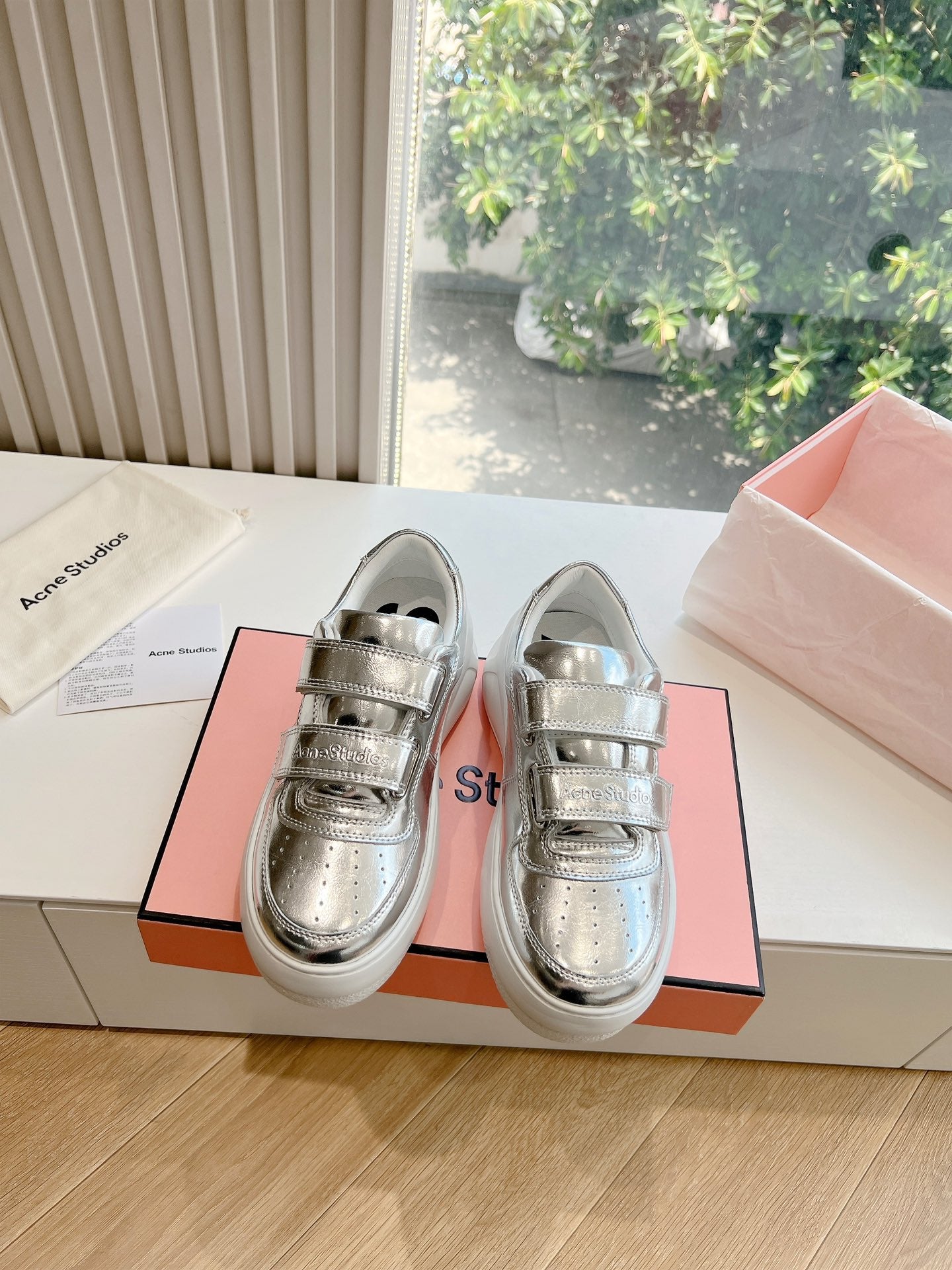 Silberne Plateausneakers