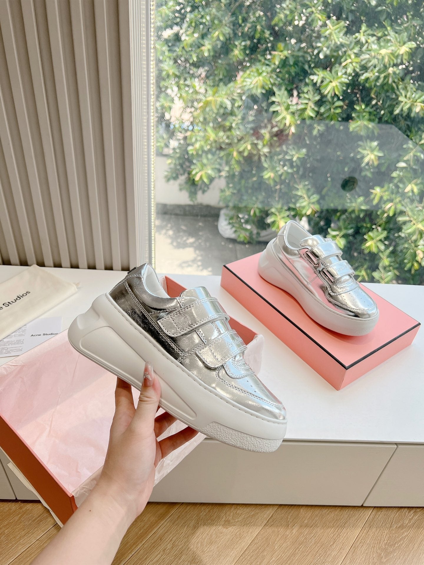 Silberne Plateausneakers