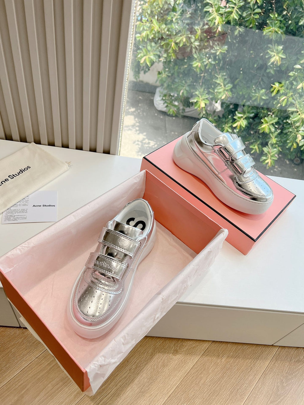 Silberne Plateausneakers