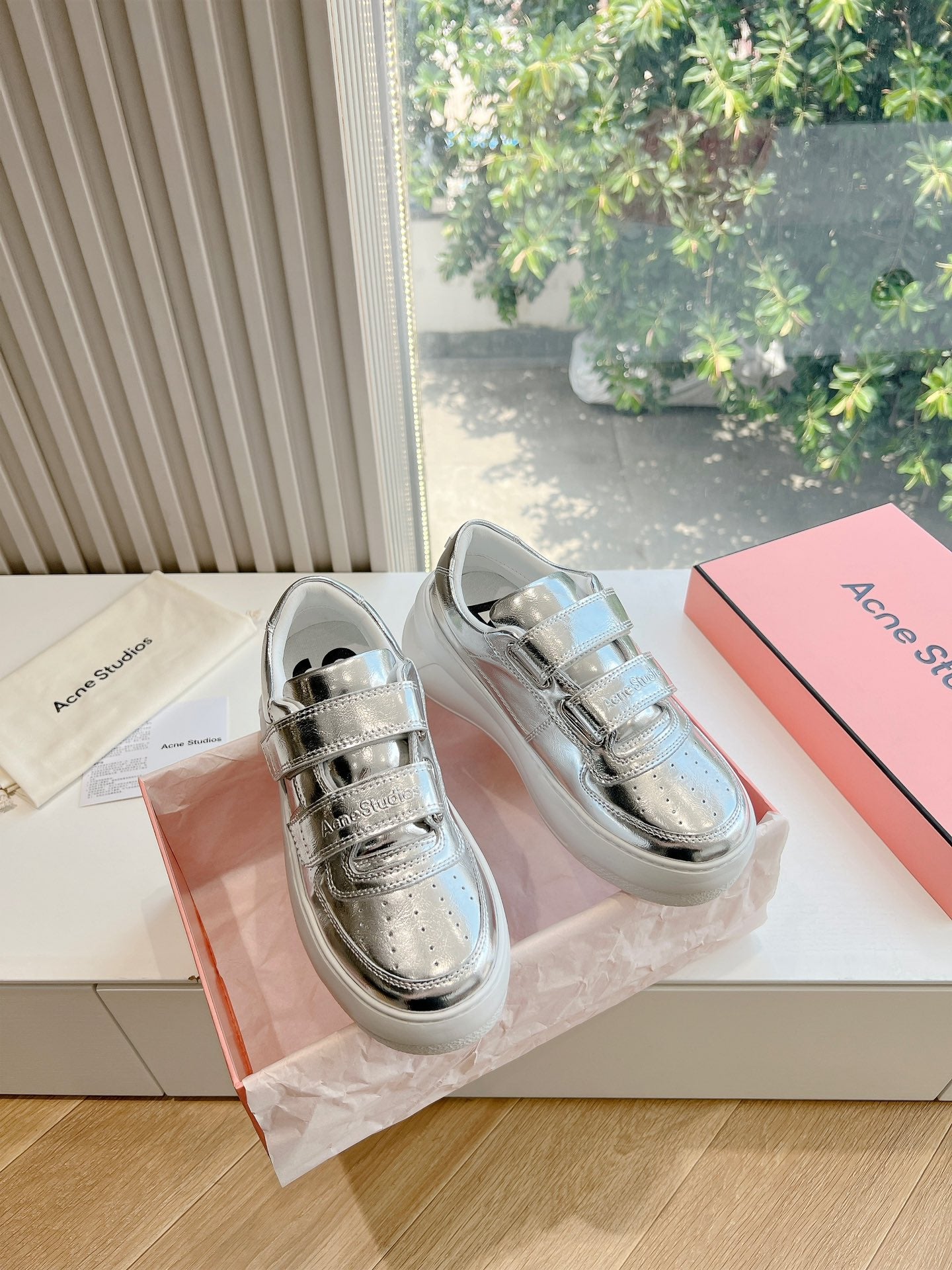 Silberne Plateausneakers